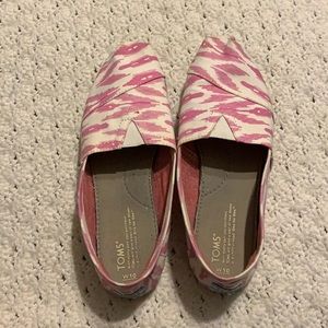 Tom’s pink slip on, sz 10